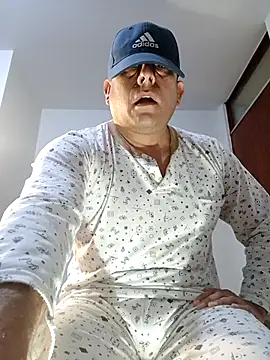 chicoguapo8 online show from September 20, 2025, 3:02 pm