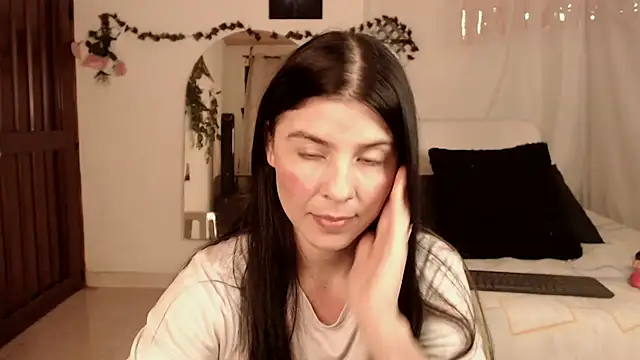 Estefani 32 online show from December 1, 2025, 3:39 pm