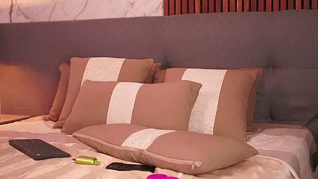 DulceLenns online show from January 28, 2025, 8:15 pm