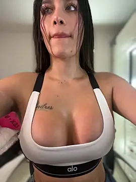 Snapshot of Emmily_19 chatting on November 11, 2025, 11:05 pm Emmily 19 online show from November 11, 2025, 11:05 pm