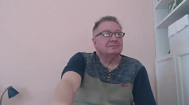 Snapshot of YOU6me chatting on December 2, 2024, 9:56 am YOU6me online show from December 2, 2024, 9:56 am