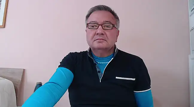 Snapshot of YOU6me chatting on February 5, 2025, 10:30 am YOU6me online show from February 5, 2025, 10:30 am
