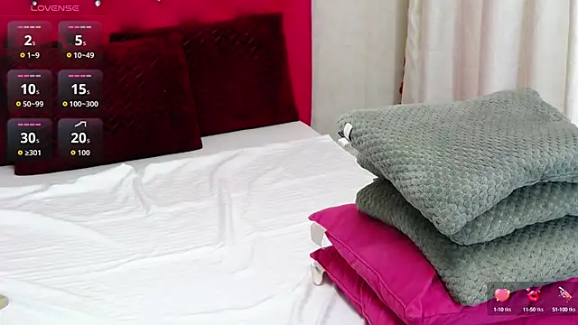 Snapshot of LoraDelNiro chatting on October 29, 2025, 1:24 pm LoraDelNiro online show from October 29, 2025, 1:24 pm