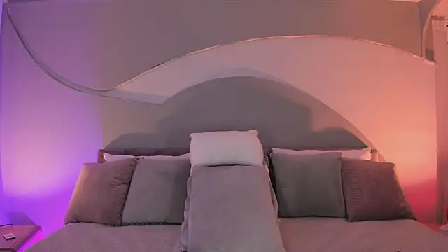 Snapshot of Nicolle_W chatting on November 5, 2025, 11:43 am Nicolle W online show from November 5, 2025, 11:43 am