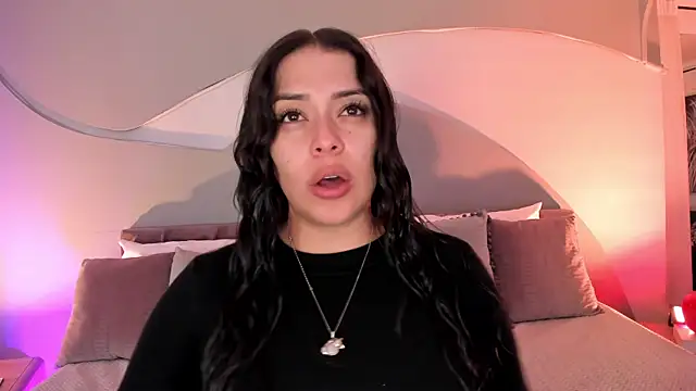 Snapshot of Nicolle_W chatting on November 7, 2025, 11:43 am Nicolle W online show from November 7, 2025, 11:43 am