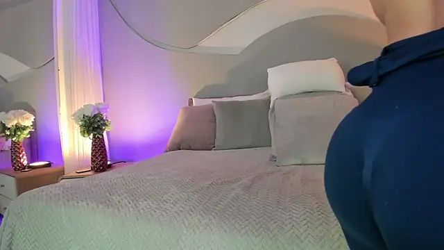 Snapshot of Nicolle_W chatting on November 8, 2025, 11:54 am Nicolle W online show from November 8, 2025, 11:54 am