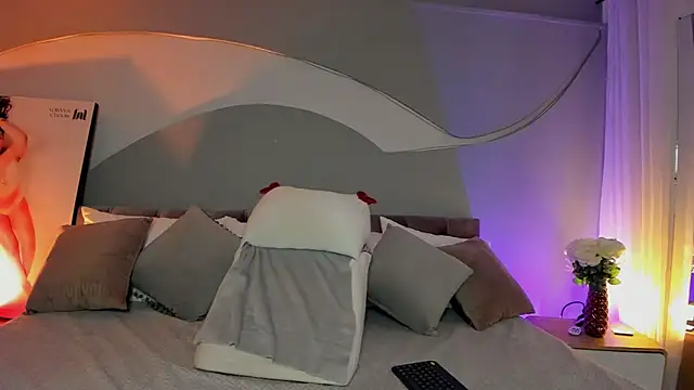 Nicolle W online show from March 27, 2026, 11:43 am