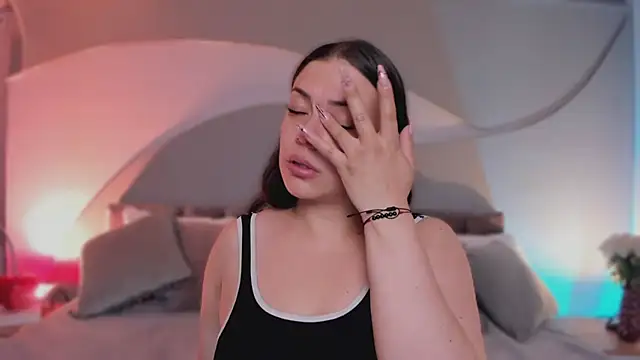 Nicolle W online show from April 7, 2026, 11:43 am