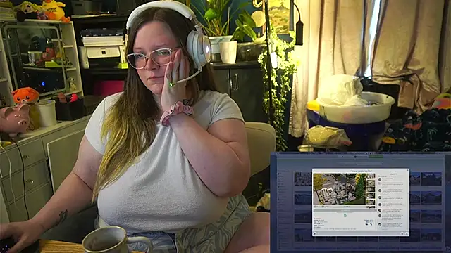 Geeky Kitten online show from October 10, 2025, 2:38 pm