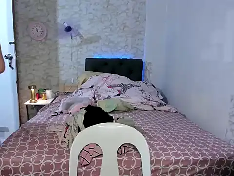 Hebefemme online show from November 18, 2025, 3:05 pm