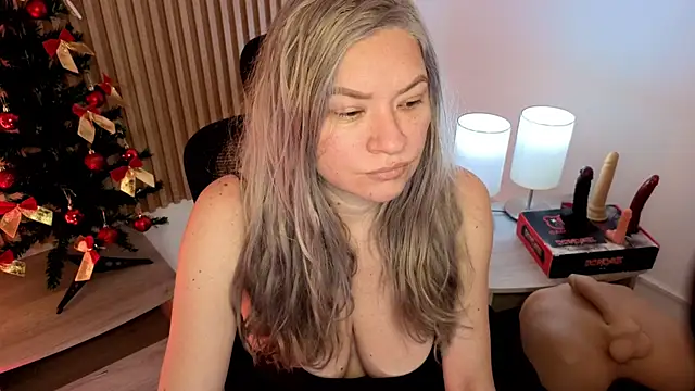 MarianL0ve online show from December 20, 2025, 10:55 am