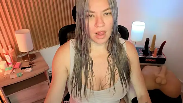 MarianL0ve online show from May 6, 2026, 11:10 pm