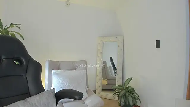 Ally Snow online show from November 3, 2025, 12:50 pm