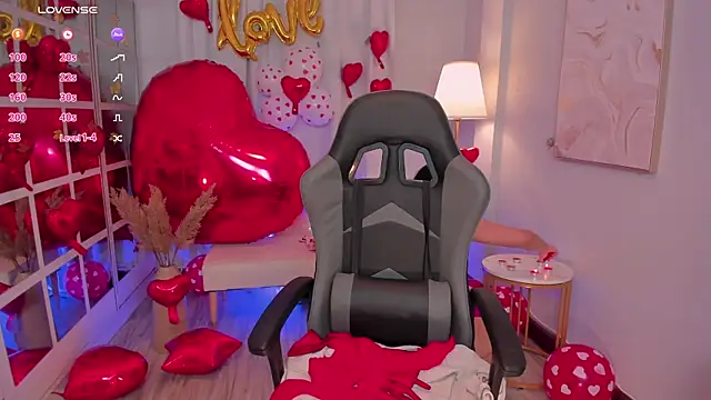 LeahJones  online show from February 14, 2026, 3:53 pm