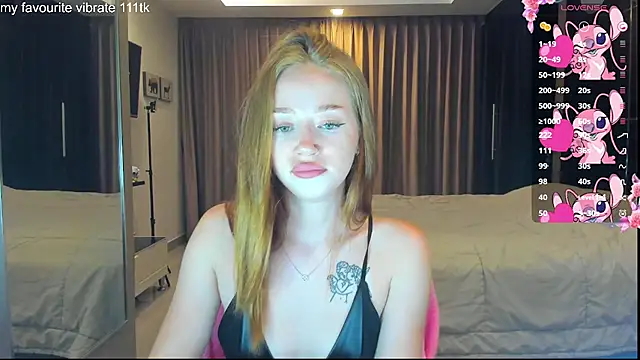 Hot Mia  online show from October 4, 2025, 12:03 pm