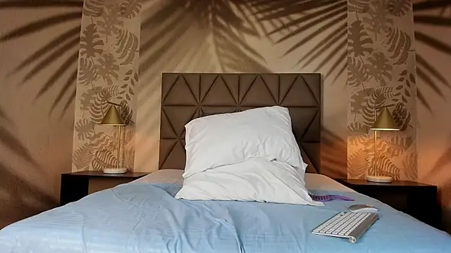 Scarleett 22 online show from April 16, 2026, 7:58 pm