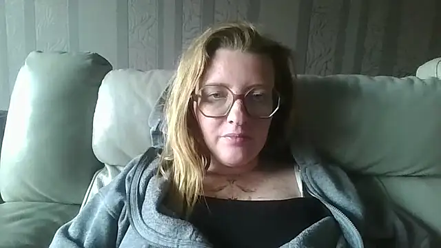 LiquidLeonie online show from May 9, 2026, 4:23 pm