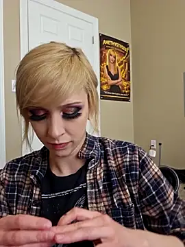 Snapshot of AmethystFoxx chatting on March 18, 2026, 5:27 pm AmethystFoxx online show from March 18, 2026, 5:27 pm