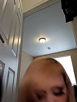 Snapshot of AmethystFoxx chatting on April 10, 2026, 5:28 pm AmethystFoxx online show from April 10, 2026, 5:28 pm