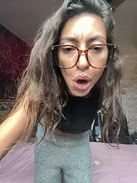 Snapshot of amanilouve chatting on March 12, 2026, 11:49 am amanilouve online show from March 12, 2026, 11:49 am