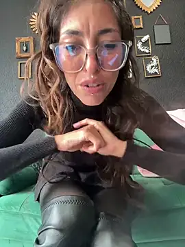 Snapshot of amanilouve chatting on March 13, 2026, 12:01 pm amanilouve online show from March 13, 2026, 12:01 pm