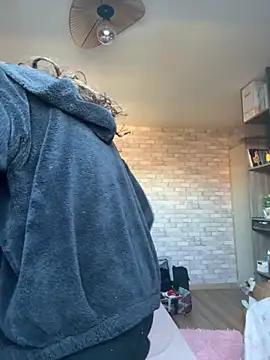 Snapshot of amanilouve chatting on March 18, 2026, 9:45 am amanilouve online show from March 18, 2026, 9:45 am