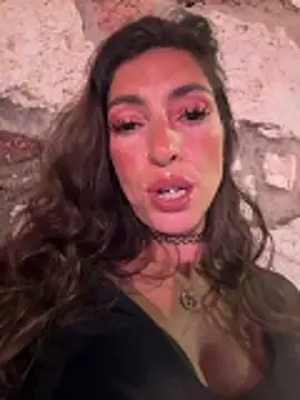 Snapshot of amanilouve chatting on April 12, 2026, 9:42 pm amanilouve online show from April 12, 2026, 9:42 pm