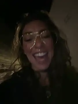 Snapshot of amanilouve chatting on April 13, 2026, 9:42 pm amanilouve online show from April 13, 2026, 9:42 pm