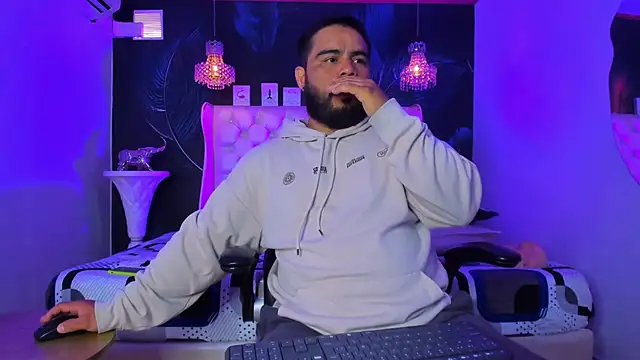 Snapshot of MichaelBear_ chatting on October 4, 2025, 1:42 pm MichaelBear online show from October 4, 2025, 1:42 pm