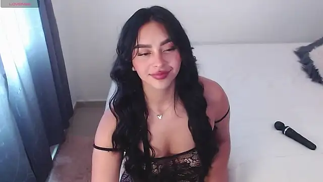 Melaniie01 online show from February 3, 2026, 9:42 pm