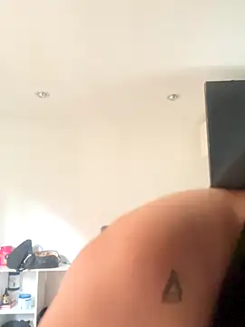 Snapshot of Emiily_W chatting on October 31, 2025, 5:14 pm Emiily W online show from October 31, 2025, 5:14 pm