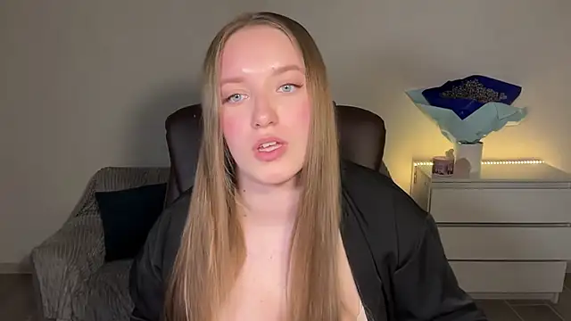 EvaMaddison online show from May 15, 2026, 8:49 pm