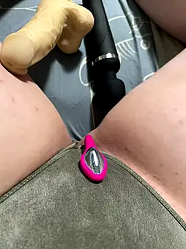 katcclovea online show from December 4, 2025, 5:21 pm