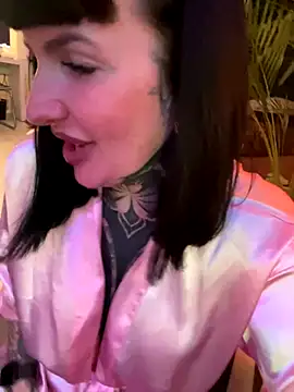 Snapshot of InkedBiitch chatting on December 3, 2024, 8:06 pm InkedBiitch online show from December 3, 2024, 8:06 pm