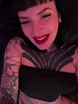 Snapshot of InkedBiitch chatting on December 13, 2024, 7:10 pm InkedBiitch online show from December 13, 2024, 7:10 pm