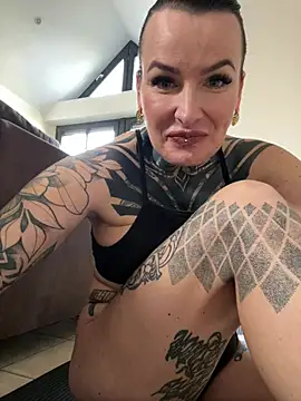 Snapshot of InkedBiitch chatting on February 8, 2025, 10:18 am InkedBiitch online show from February 8, 2025, 10:18 am