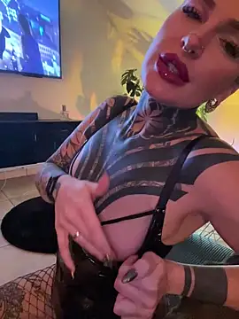 Snapshot of InkedBiitch chatting on March 7, 2025, 8:11 pm InkedBiitch online show from March 7, 2025, 8:11 pm