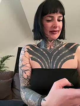 Snapshot of InkedBiitch chatting on March 21, 2025, 5:43 am InkedBiitch online show from March 21, 2025, 5:43 am