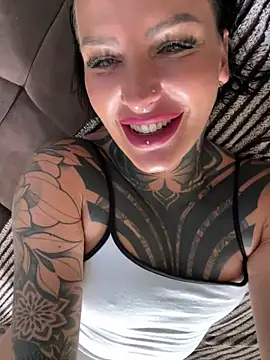 Snapshot of InkedBiitch chatting on September 15, 2025, 8:03 am InkedBiitch online show from September 15, 2025, 8:03 am