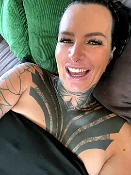 Snapshot of InkedBiitch chatting on October 1, 2025, 8:53 am InkedBiitch online show from October 1, 2025, 8:53 am