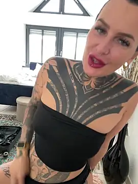 Snapshot of InkedBiitch chatting on October 3, 2025, 9:39 am InkedBiitch online show from October 3, 2025, 9:39 am