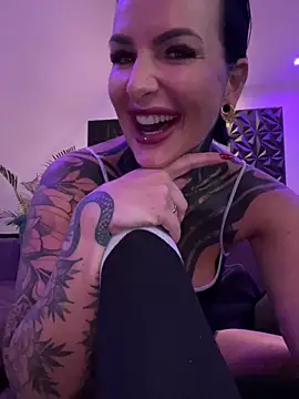 Snapshot of InkedBiitch chatting on October 8, 2025, 6:11 am InkedBiitch online show from October 8, 2025, 6:11 am