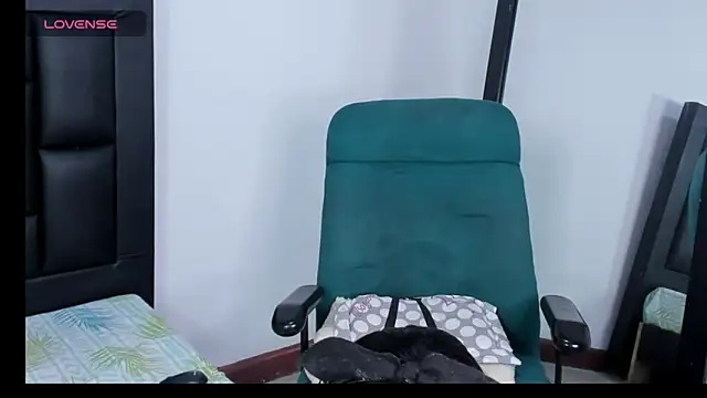 MaiaPetitte  online show from January 7, 2026, 9:50 pm