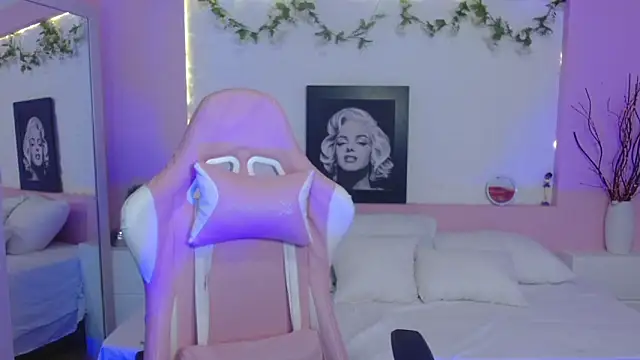 Sweetcristin online show from May 5, 2026, 3:25 am
