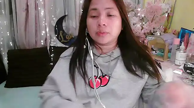 Snapshot of OhmyPinay chatting on December 19, 2024, 2:01 am OhmyPinay online show from December 19, 2024, 2:01 am