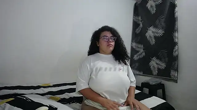 mabigomez00 online show from May 16, 2026, 9:17 am