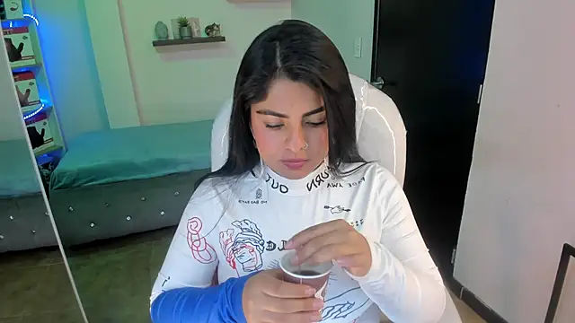Snapshot of Catalinaa_martinez chatting on December 5, 2024, 10:34 pm Catalinaa martinez online show from December 5, 2024, 10:34 pm