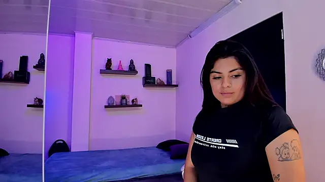Snapshot of Catalinaa_martinez chatting on December 15, 2024, 8:25 pm Catalinaa martinez online show from December 15, 2024, 8:25 pm