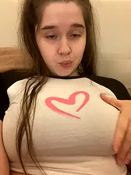 Snapshot of HornyGirlH chatting on October 23, 2025, 1:05 am HornyGirlH online show from October 23, 2025, 1:05 am