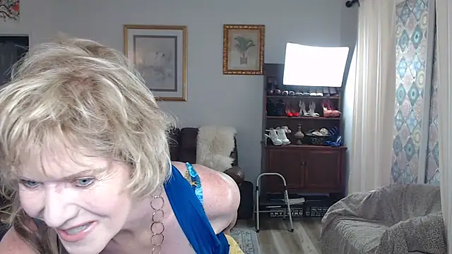 SindeeDix online show from September 26, 2025, 6:45 pm